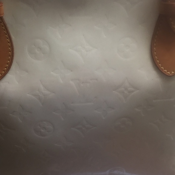LV  beige Vernis tote - Picture 2 of 9